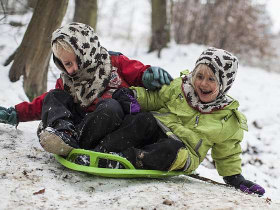 Zimní období - na sněhu i na blátě je čas na zábavu s dětmi (Zdroj: lesnims.cz)