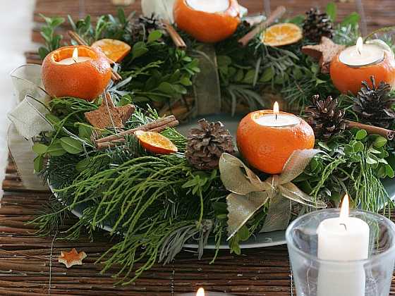 Přírodní adventní věnec plný vůní s mandarinkami (Zdroj: R. Buriánková / Dekor)