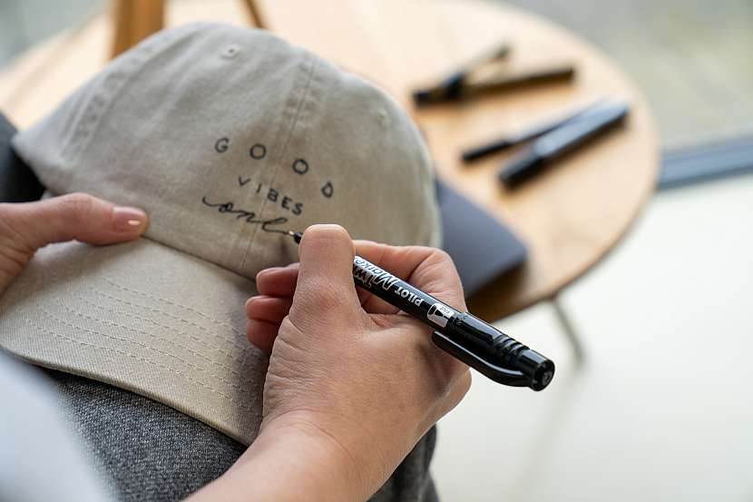 Dodejte basic kšiltovce vlastní signature vzhled