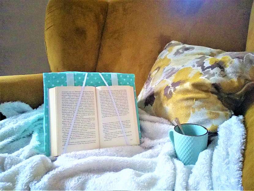 Ušijte si čtecí polštář pro pohodlné večery s knihou