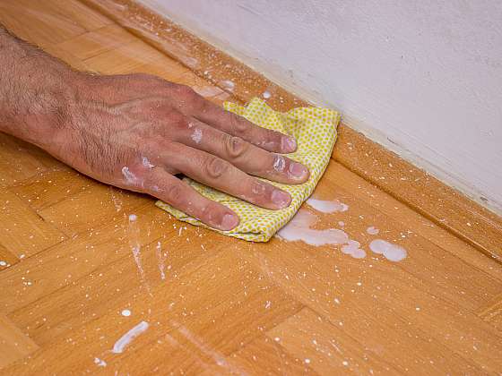 Úklid po malování je náročný, proto si podlahu před malováním zakryjeme  (Zdroj: Radoslav Ptáček)
