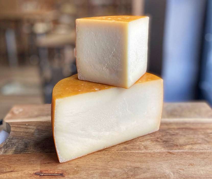Idiazabal-ahumado-scaled. Ovčí sýr idiazábal je další z velice populárních španělských sýrů
