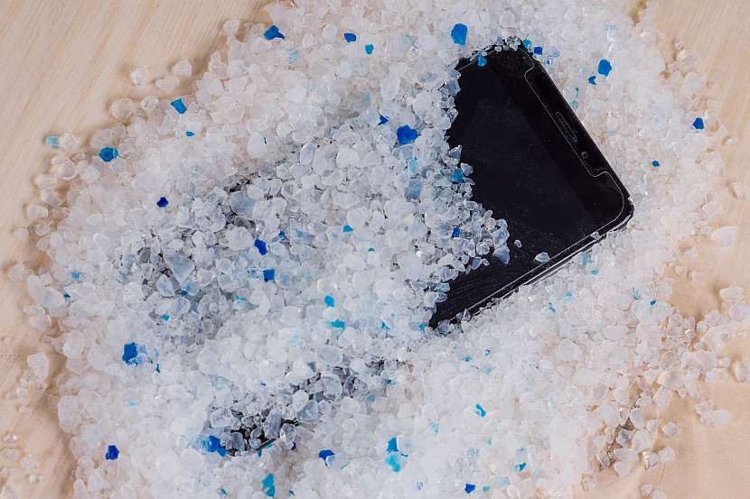 Schopnost silikagelu pohlcovat vlhkost vám může zachránit utopený mobil