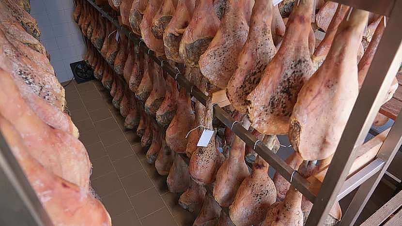 Potom, co maso nasolíte a necháte ho v soli odležet, přijde na řadu sušení