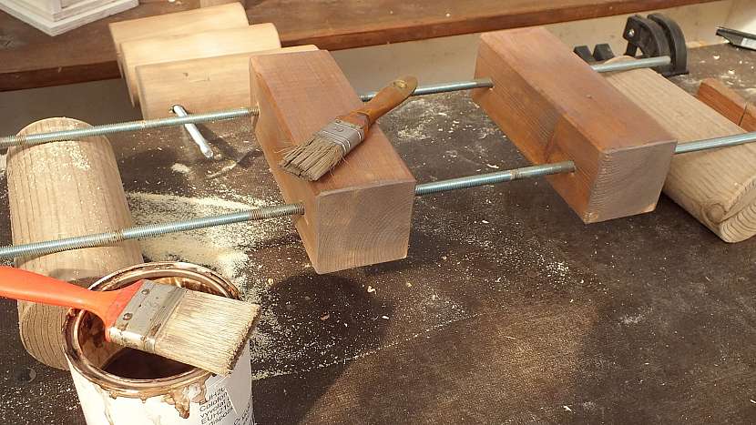 Jak vyrobit knihovnu z kulatiny: veškeré dřevo upravíme lakem