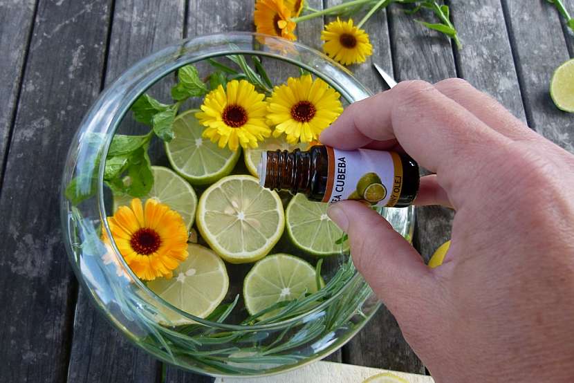 Dekorační miska s citrusy: přikápněte olej