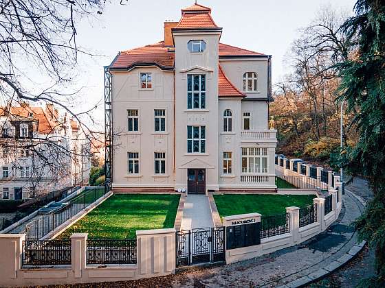 Zachované jsou veškeré původní fasádní prvky. Zábradlí, okenní výplně, vstupní dveře jsou věrnými replikami původních secesních originálů s maximálním zaměřením na detail.