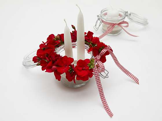 Vyrobte si svícen s květinovým věnečkem (Zdroj: Pelargonium for Europe)