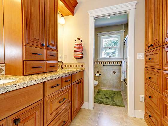 Sestava koupelnového nábytku nabízí bohatý úložný prostor (Zdroj: depositphotos.com)