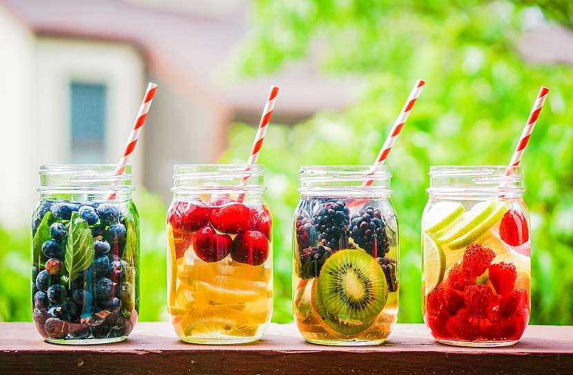 Ovocný čaj je hlavní složkou svěžích letních drinků plných ovoce