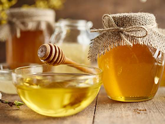 Objevte léčivou sílu lučních bylin v českém květovém medu (Zdroj: Depositphotos (https://cz.depositphotos.com))