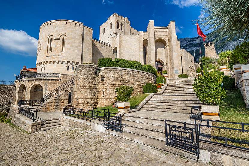 Krujský hrad je spolu se starým bazarem největší turistickou atrakcí Kruje