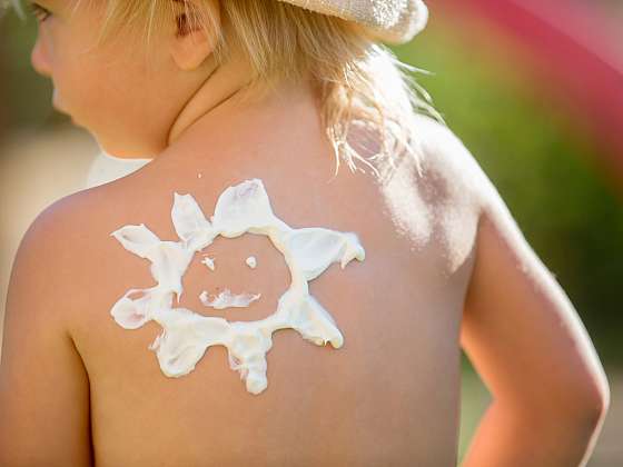 Vždy používejte ochranné krémy proti slunečnímu záření s vysokým SPF, které ochrání vaši kůži před UV zářením