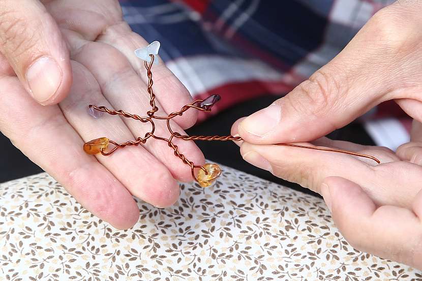 Udrátujte větvičky s korálky, které spojíte v malý stromeček