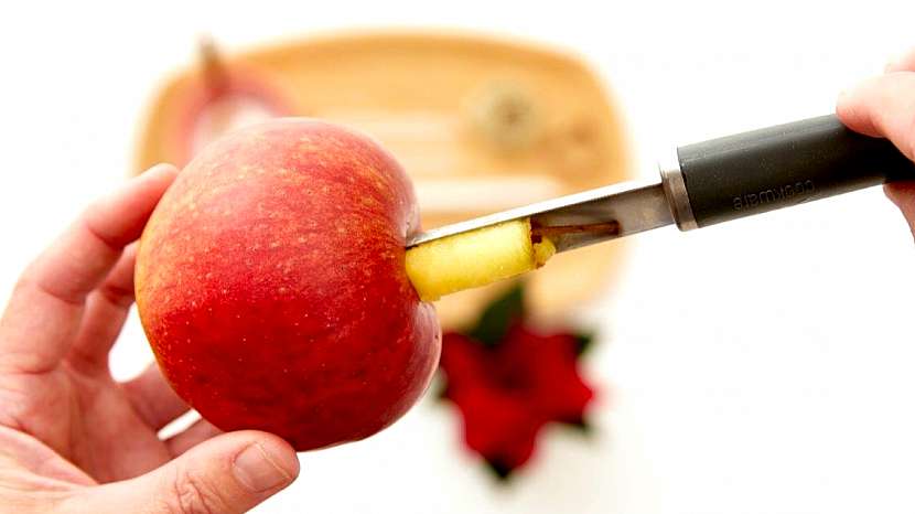 Vánoční svícen a váza z jablek: jablka zbavte jádřinců