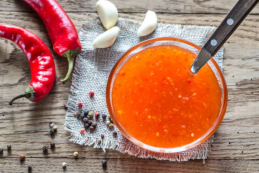 Sweet chilli omáčka je skvělá i v obyčejném sendviči nebo ledovým salátem 