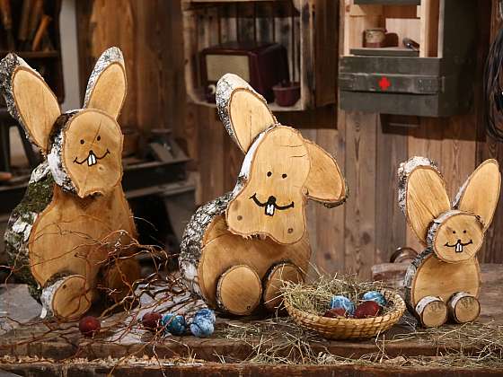 Veselý velikonoční zajíc z dřevěných odřezků polen (Zdroj: Prima DOMA MEDIA, s.r.o.)