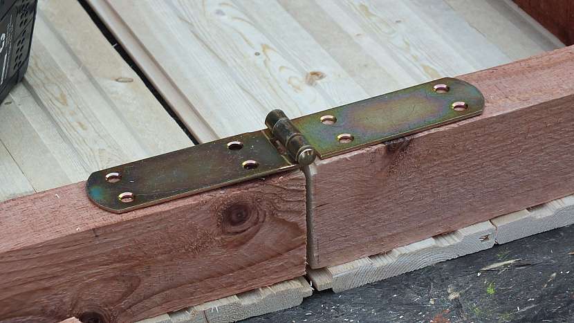 Jak vyrobit přístřešek na dřevo: oba žebříky k sobě spojíme velkými panty