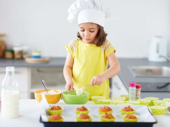 Zapojte do přípravy slaných muffinů i děti (Zdroj: Depositphotos (https://cz.depositphotos.com))