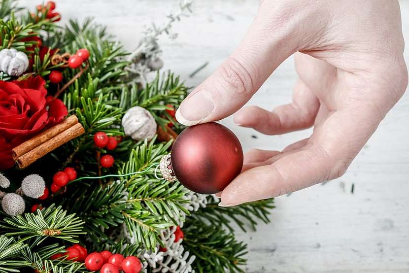 Kouzelné květinové aranžmá ve vánoční červené barvě na váš štědrovečerní stůl. Návod krok za krokem