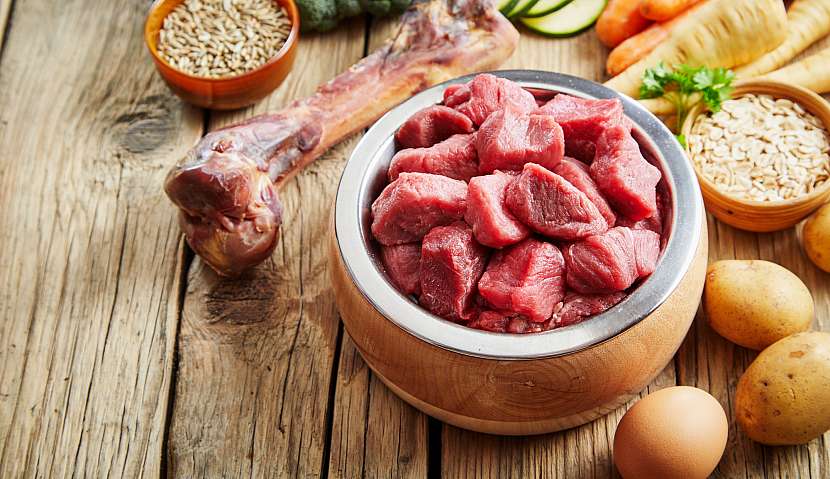 Základem barf stravy je syrové maso, vnitřnosti a kosti