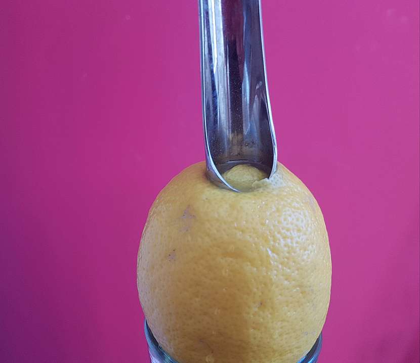 Výroba citrusové vázičky – vykrajování otvoru