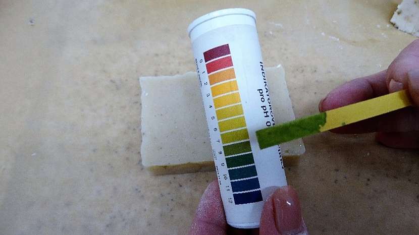 Recept na domácí bylinkové mýdlo: kontrolujte pH lakmusovými papírky