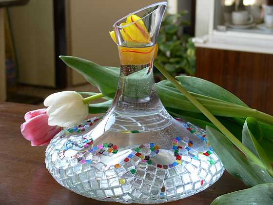Vyrobte si vázu ozdobenou skleněnou mozaikou podle našeho návodu (Zdroj: Miroslava Kubišová)