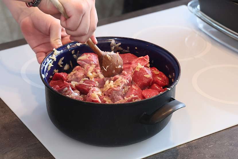 Použijte hovězí maso z kližky nebo krku, ale může být i zadní maso