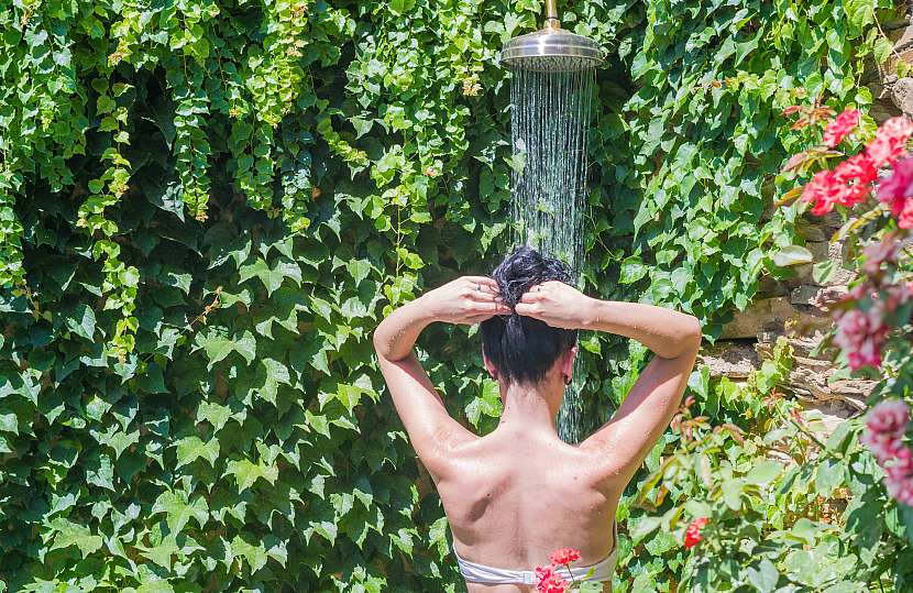 V letních vedrech pomůže zahradní sprcha
