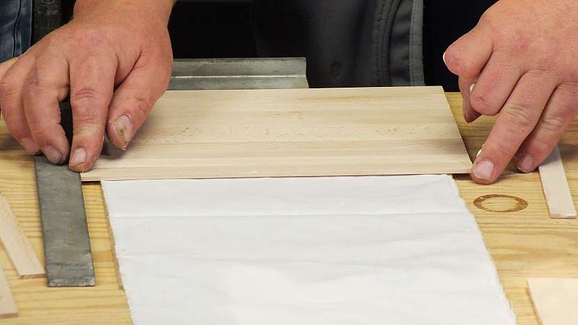 Jak se dělá dřevěný batoh: lišty lepíme na plátno s křížovou vazbou