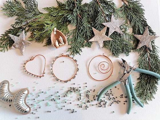Drátované vánoční ozdoby můžete pověsit na stromeček, nebo jimi ozdobit vánoční dárek (Zdroj: Silvia Pokorná)