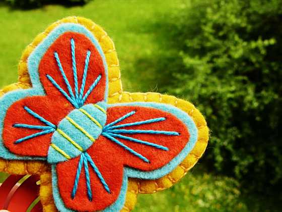 Dívčí vlásky ozdobte motýlími sponkami vlastní výroby z barevné plsti (Zdroj: Simona Sedláčková)