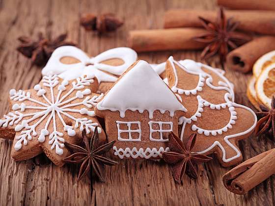 Zdobení perníčků a jejich pečení je tradiční vánoční zvyk (Zdroj: Depositphotos)