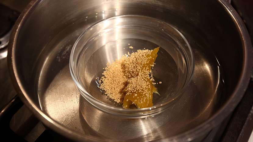 Domácí medový krém: zahřejeme lanolin a lecitin