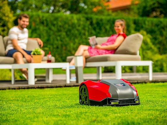 Robotická sekačka Mountfield MTF 2000 S po vašem nastavení pracuje plně automaticky.