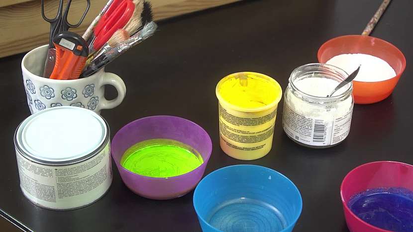 Na výrobu křídové barvy použijte základovou bílou akrylovou barvu