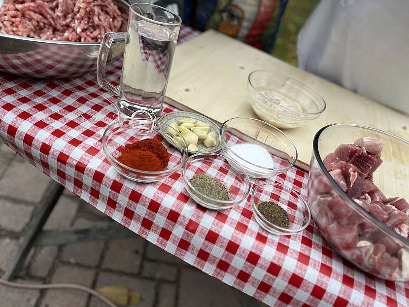 Na výrobu vánočky budete potřebovat pouze maso a koření