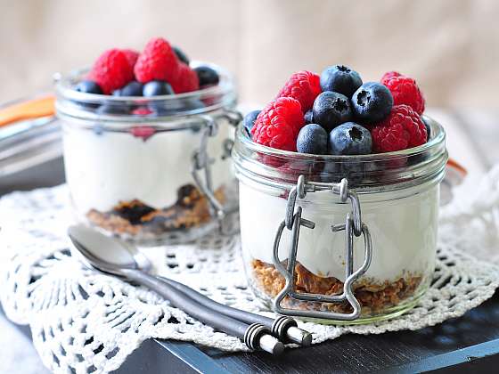 Vlastní jogurt chutná skvěle i jako dezert plný ovoce (Depositphotos (https://cz.depositphotos.com)