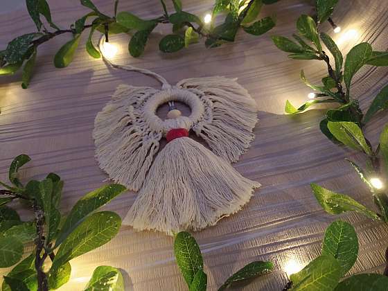 Vyrobte si macramé anděla, kterého můžete zavěsit třeba na vánoční stromeček (Zdroj:Adriana Dosedělová)