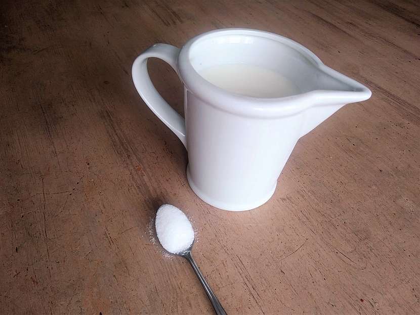 Zkyslé mléko na domácí tvaroh