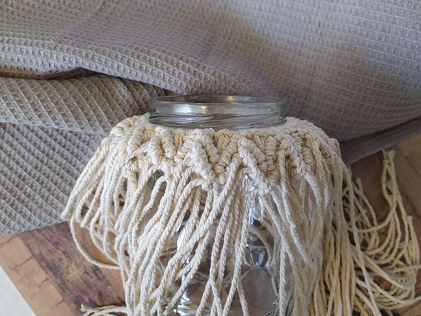Lahev s macramé vazbou