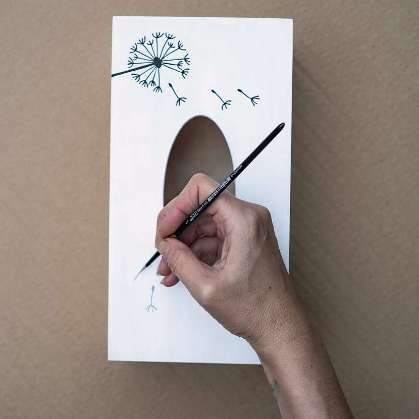 Poté co nátěr důkladně zaschne, můžete krabičku pomalovat vašimi oblíbenými motivy