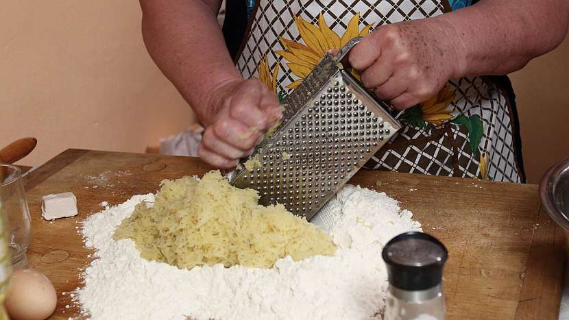 Bramborové placky neboli laty: vypracujeme bramborové těsto
