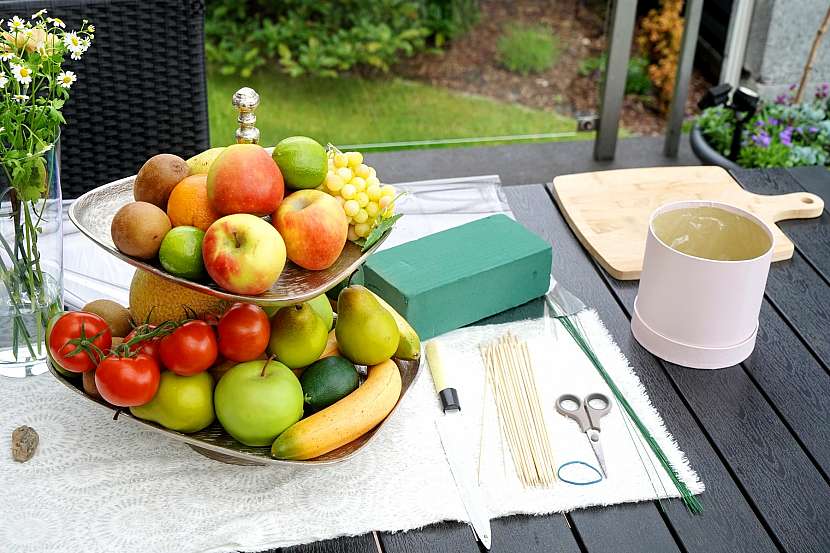 K přípravě kytice využijete ovoce s většími plody, tvarovací hmotu a ozdobný dárkový box