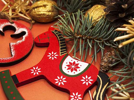 Ze skořápek vlašských ořechů snadno vyrobíte vánoční ozdoby (Zdroj: Depositphotos (https://cz.depositphotos.com))