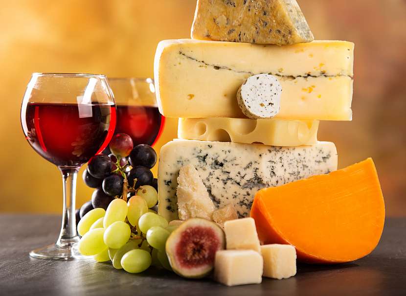 Existují desítky druhů sýrů a každý má svou nezaměnitelnou chuť, barvu i vůni