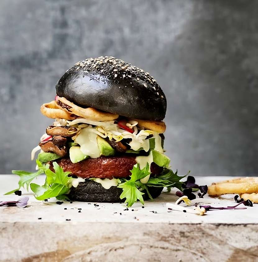 Bezmasý burger pro vyznavače vegetariánské a veganské stravy