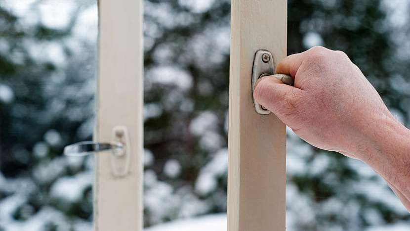 Jak se zbavit plísně v bytě: i v zimě otvírejte okna dokořán