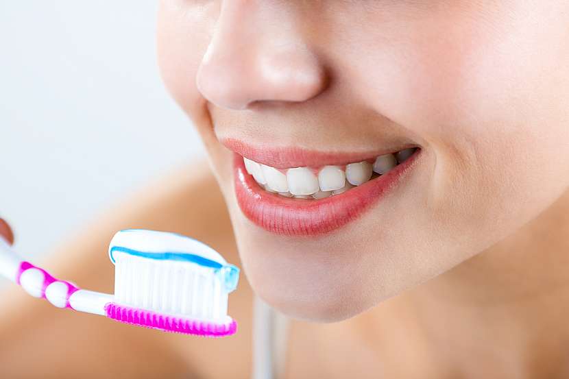 Péči o svoji dutinu ústní můžete provádět pomocí nejrůznějších zubních kartáčků